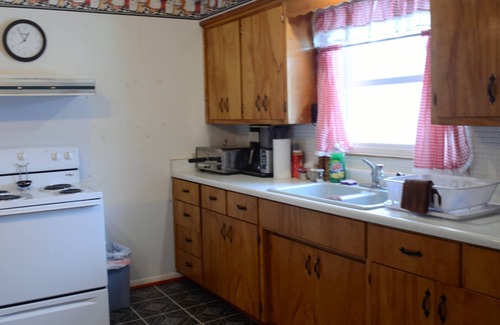 Leon House | 5 minutes to Little River Lake! Three-Bedroom Cottage -Accommodates 7 guests