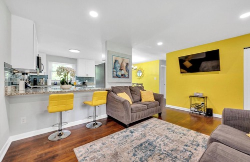 Portsmouth House | 5 Minutes to the Casino!Family sized home 3 bedroom with patio and a game room