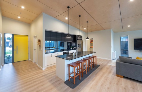 Lake Hawea House | 5 minutes to the lake front! Brand new, modern, spacious 3 bedroom home.🏡