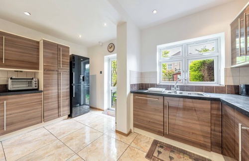 Oakleigh House | 5 Minutes walk from Barnet Underground , Lovely 5 bedroom House with Office !
