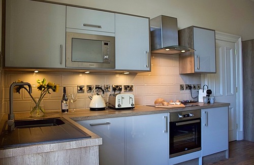 Stirling Apartment | 5 minutes walk from the station and local amenities.