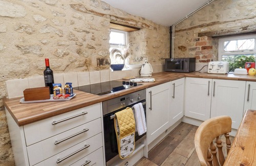 Swindon Cottage | 5 PACKHORSE, pet friendly, character holiday cottage in Purton