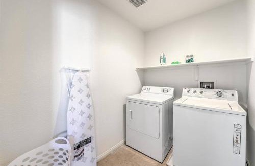 North Las Vegas House | 5 queen beds/Free Streaming/Wi-Fi/Tv's/Coffee