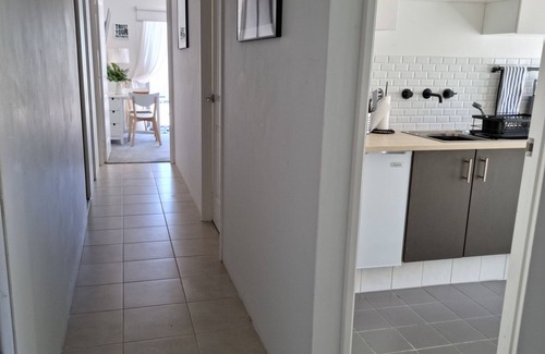 Quinns Rocks Apartment | 5* Reviews - Adorable queen bedded apartment close to the ocean