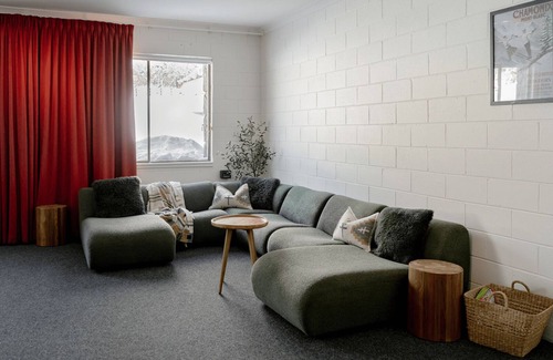 Perisher Valley Hotel | 5 Share - 5 Share Room - Mt Perisher Views