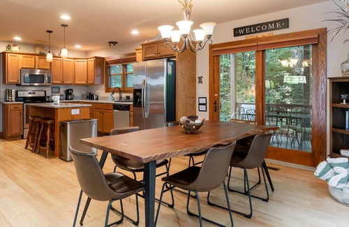 Rambling Ridge Cabin | 5 STAR accessible cabin, family friendly, pet friendly, long views, NEW hot tub