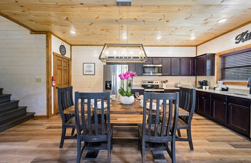 Pigeon Forge Cabin | 5 Star Family Favorite/New+Modern/HotTub/Games/1 mile to Pkwy/Live TV/Pets Ok