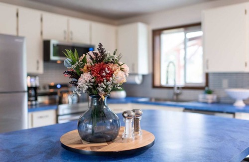 Moran Prairie House | 5 Star Location Central to Downtown & Hospitals - Light & Bright Mid-Century Hou