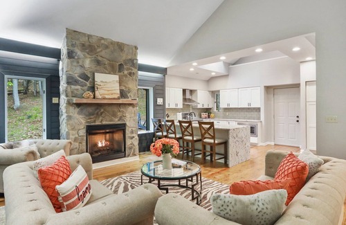 Berkeley Springs House | 🌟5 STAR Mountain Lodge💦POOL💗Unmatched Hospitality🌷Close to town🎲GAME room