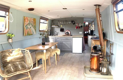 Monasterevin Boat Rental | 5 star stunning houseboat, no experience required! Enjoy the most romantic trip!