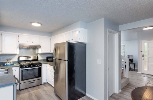 Fairmont House | 5-Star Townhouse! Steps to Hendricks Park and UO! Early Check-In/Late Check-out!