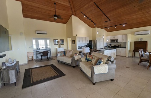 Cherokee House | 5 Star Waterfront Villa, Beach, Dock & Boat Rental