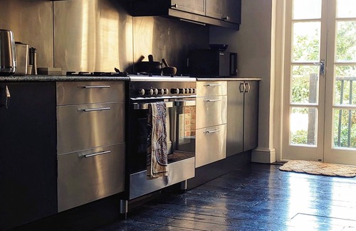 Kennington House | 5 Star Whole House - Victorian terrace Central London