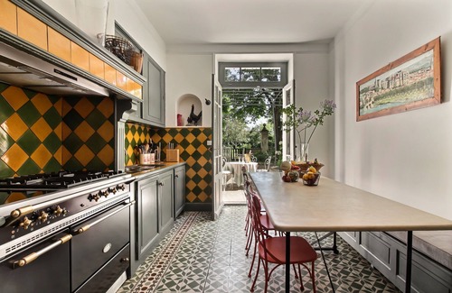 Graveson House | 5 to 7 Bedrooms/5 to 6 BA Village House St Remy Area Heated Pool AC Renov!
