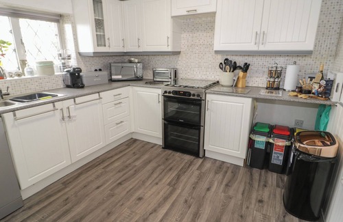 Kinmel Bay Cottage | 5 WOODSIDE AVENUE, pet friendly, with a garden in Kinmel Bay