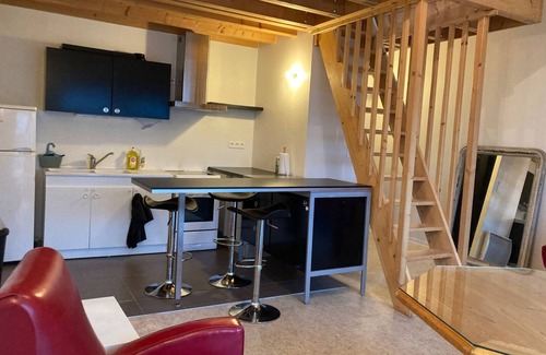 Up 1.5 Saint-Ferreol Apartment | 500 metres from the exhibition centre, large apartment with fitted kitchen
