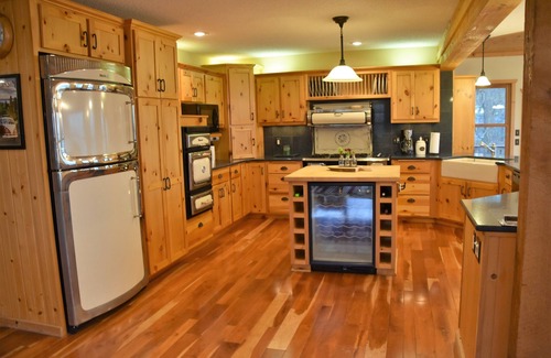 Turtle Lake Cabin | ★ 5000 SF Luxe Lakefront Home/Sports Court/Fire pit/Game Room/Fiber Internet ★