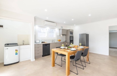 Anna Bay Apartment | 50a Ocean Ave - air con, wi-fi 1 bedroom apartment
