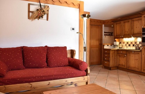 Meribel Village Apartment | 50m from shops, 2nd floor, swimming pool, balcony, tv, ski locker, 44m², Méribel