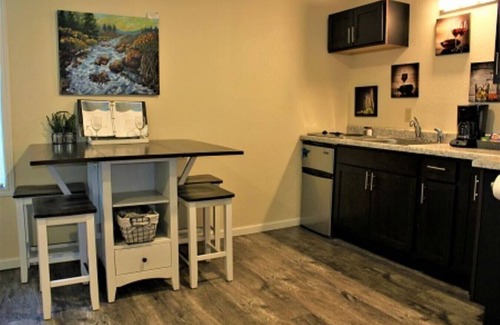 West Main HIll Apartment | 525 Sprague 8 · Apartment across from Waldo Stadium and WMU track