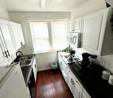 St. Louis Apartment | (53.1S) Forest Park, The Zoo, and much more