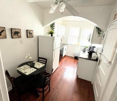 St. Louis Apartment | (53.1S) Forest Park, The Zoo, and much more