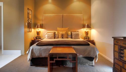 Warwick Hotel | 53 on Victoria