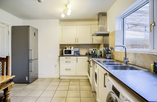 Acresford House | 53QMC Sleeps 9| Driveway |Pool Table I Parking