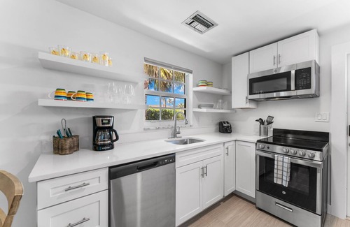 Naples Park Apartment | 541 SeaScape Cottage · Walk2Beach