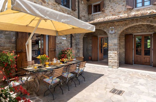 Lucolena Villa | 550 m² Villa ∙ 4 bedrooms ∙ 8 guests