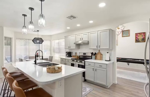 Gilbert House | 5BD Gilbert Stay —1 mile to Downtown Pool Summer Home. Family Friendly!
