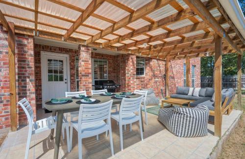 Southern Plantation House | 5BD Texas Charm - Play Ball Theme & Backyard