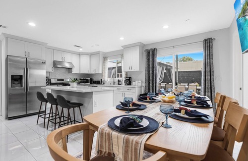 Midway City House | 5BR 4.5BA! SLEEPS 18! GAMES! LITTLE SAIGON! CLOSE TO DISNEY & OC BEACHES