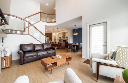 West Edmonton House | 5BR Family Retreat w/Hot Tub | 7 Beds | Near WEM, Trails & Casino