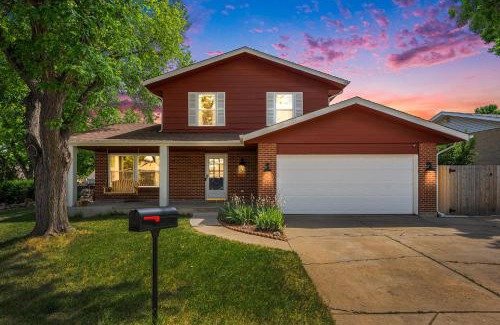 Northwest Arvada House | 5br Getaway W Spa Pool, Movie Theater & Arcade
