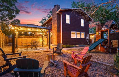 Northwest Arvada House | 5br Getaway W Spa Pool, Movie Theater & Arcade