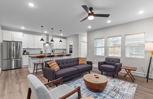 The Gate House | 5BR home near SLU wtih EV charger