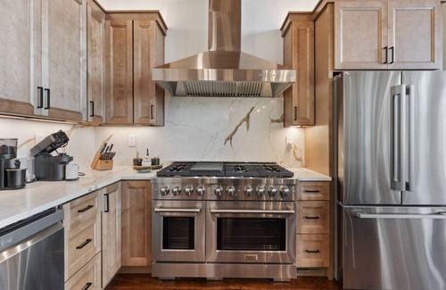 Mineral Bluff House | 5BR+ Luxe, 180 Views, Spa, Sauna