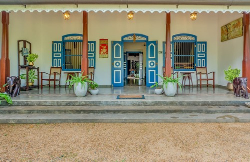 Unawatuna Villa | 5BR luxury colonial style villa with pool + garden + cook @theBlues