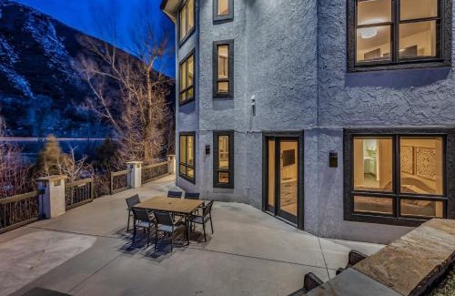 Basalt House | $5M Luxury Waterfront Villa - 14 MI to Aspen