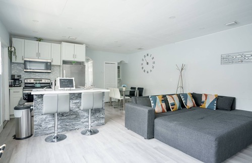 East Little Havana House | 5min to DT, Calle 8 and Brickell - Games, Large Yard & Hot Tub