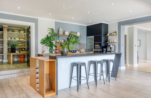 Newlands House | 6/7 bedroom spacious Bishopscourt home. Fun for the whole family.Exquiste views.