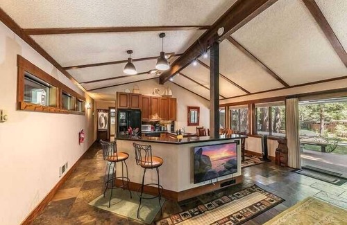 Tahoe Tavern House | 6-8 Miles to Palisades|Alpine|Homewood|Walk to TC