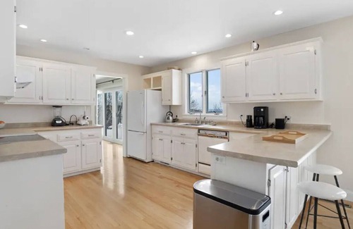 Woodbury House | 6-Acre Luxurious Country Home with Goddess Point Lookout