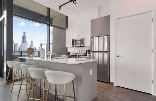 West Loop Apartment | 6 Apts for Groups w/City Views and Luxe Amenities