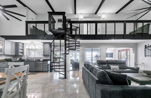 Crescent Beach House | 6 bdrm, 4 bath , Sleeps 18 , hot tub, 45 yrds 2 Beach