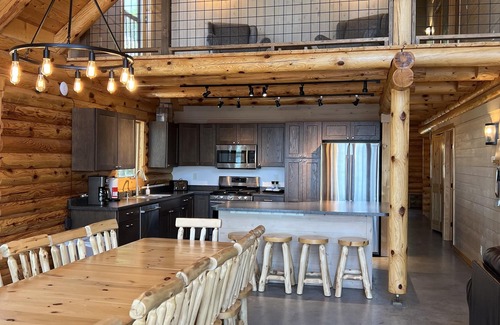 Cook Resort | 6 bed 6 bath 2 kitchens, sauna, sand beach, park, yoga, hiking, massage