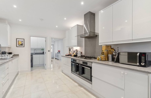 Grays Apartment | 6-Bed House With Sauna, Jacuzzi & Private Driveway