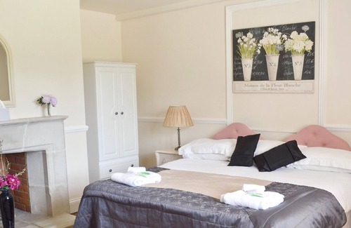 Longham Cottage | 6 bedroom accommodation in Dudsbury, Ferndown
