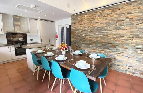 Ascot House | 6 Bedroom Bungalow Prime Location Near Ascot Racecourse Ample Parking 75" TV